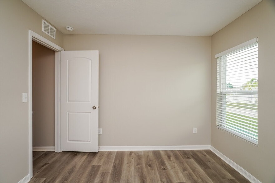 Building Photo - 333 Elderberry Ct