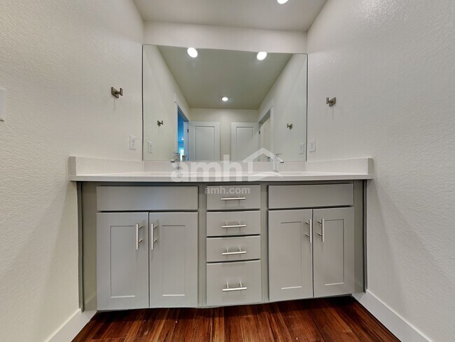 Building Photo - 3921 Wyedale Wy