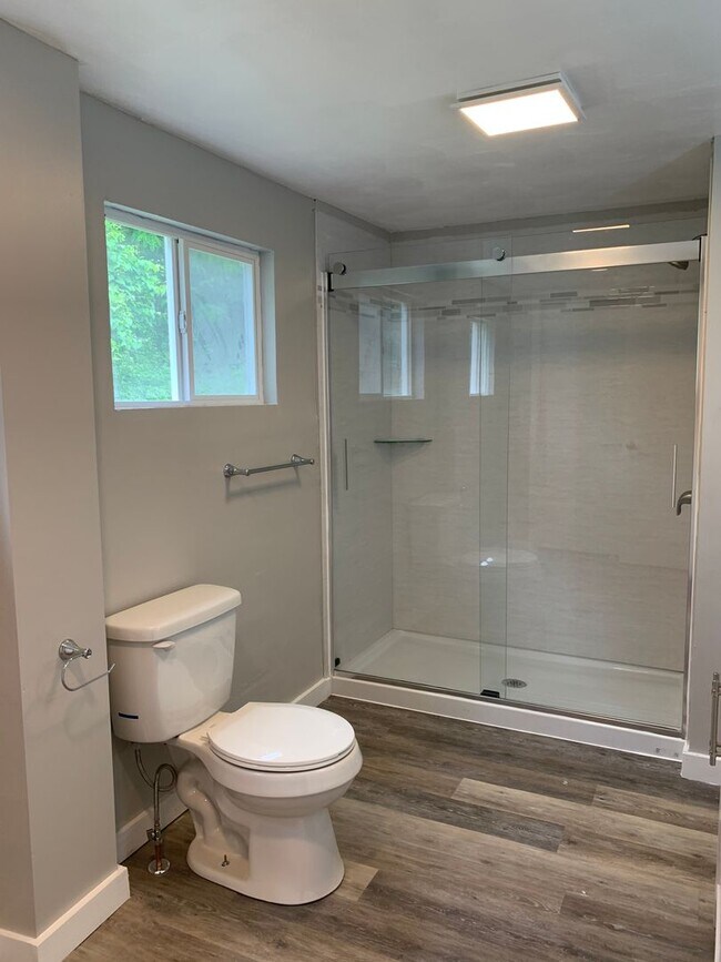 Building Photo - 3 bedroom 2 bath