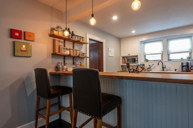 Building Photo - Fully Furnished 4/5Br 2.5Bath South Campus...