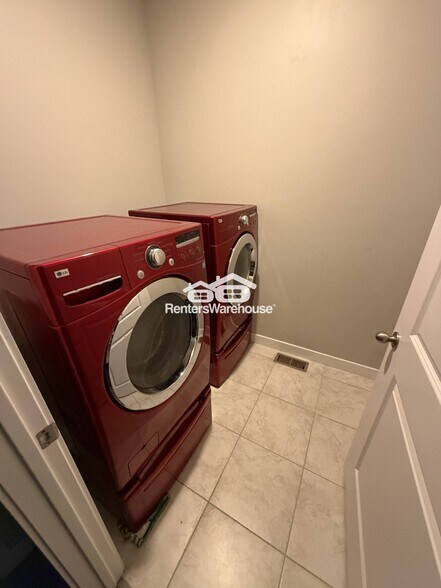 Building Photo - 7851 W Walk About Way