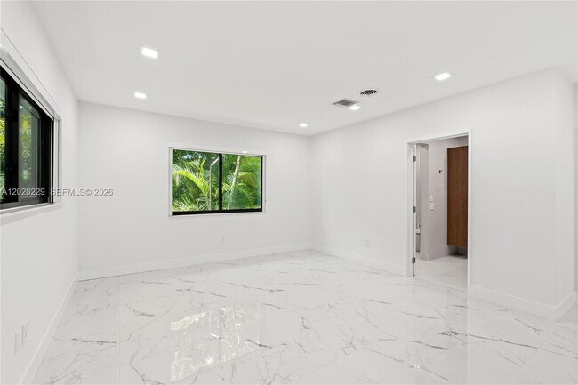 Building Photo - 112 E 1st Ct