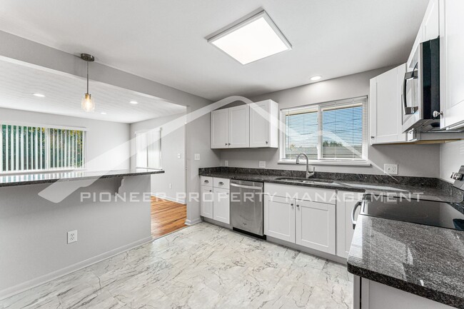 Building Photo - Newly Renovated Half-Duplex with Huge Fenc...