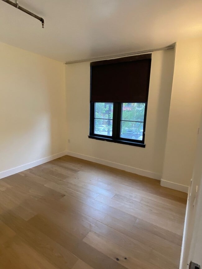 Building Photo - Beautiful updated 2bd/2ba condo in bustlin...