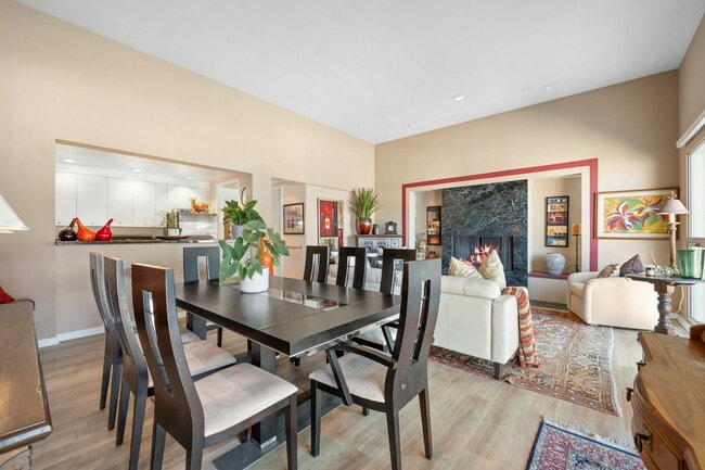 Building Photo - 2552 Hyde St