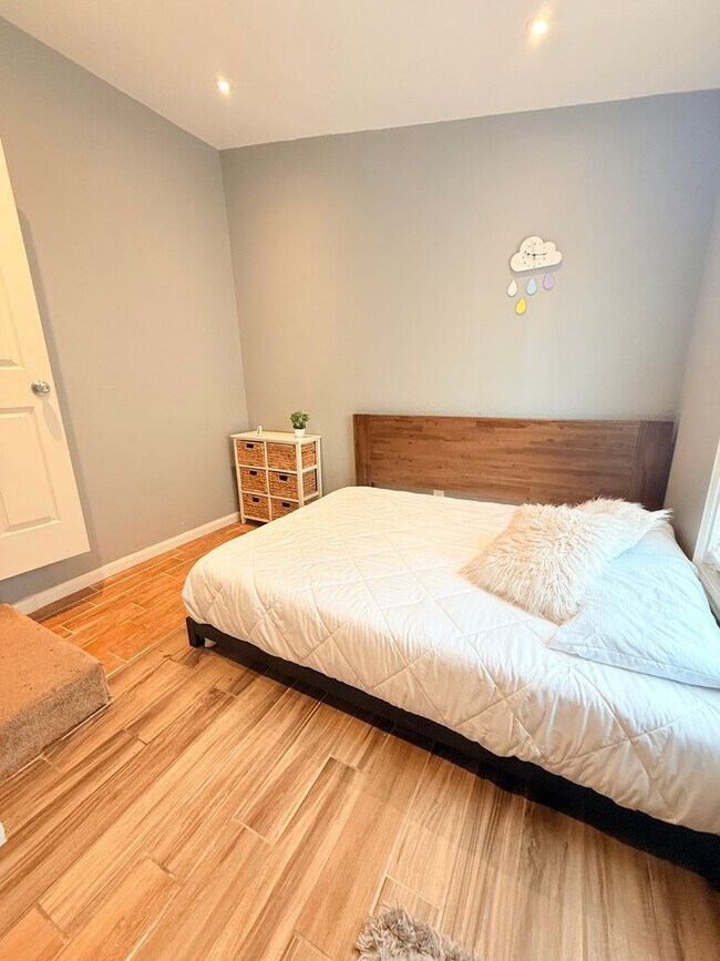 Building Photo - 941-941 Bayonne St