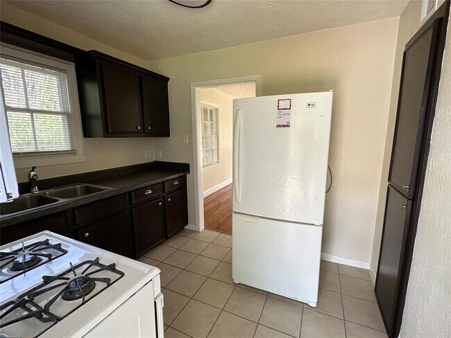 Building Photo - 1016 S Booth Ln