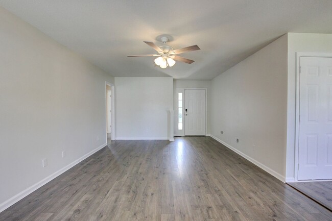 Building Photo - Sweet 3 bed 2 bath. Updated