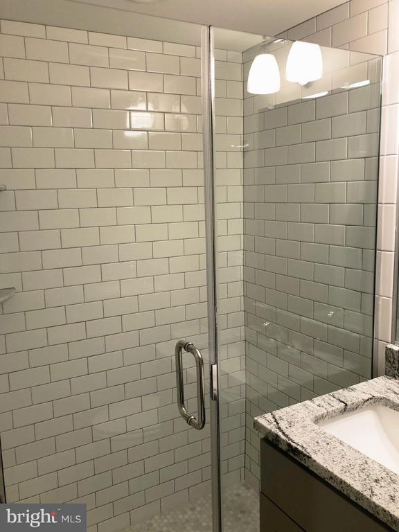 Building Photo - 632 S Decker Ave