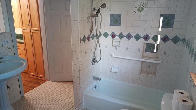 Building Photo - 6+ Bdrm Home Built 1895.  Close In.  With Pastures.