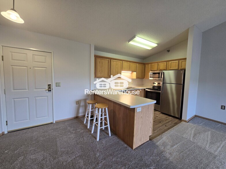 Building Photo - 1321 Lake Dr E