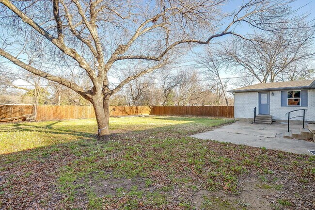 Building Photo - Spacious 4-Bedroom Gem with Granite Touche...