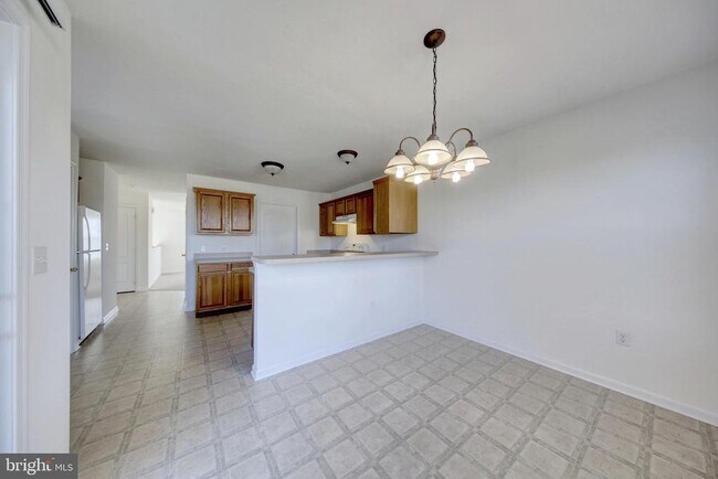 Building Photo - 5 Shady Tree Ct