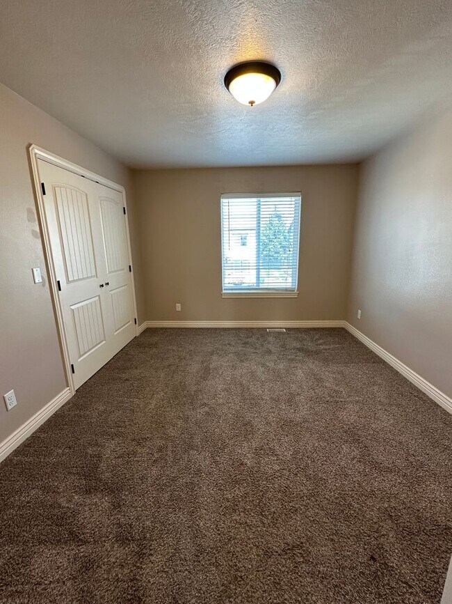 Building Photo - Desirable 2 Bed 1.5 Bath Lincoln Park Townhome