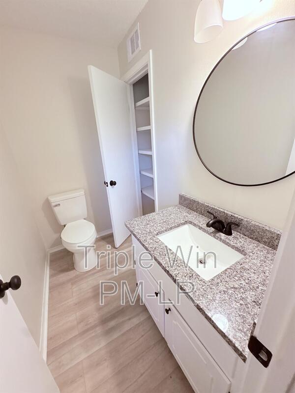 Building Photo - 220 Randall Dr
