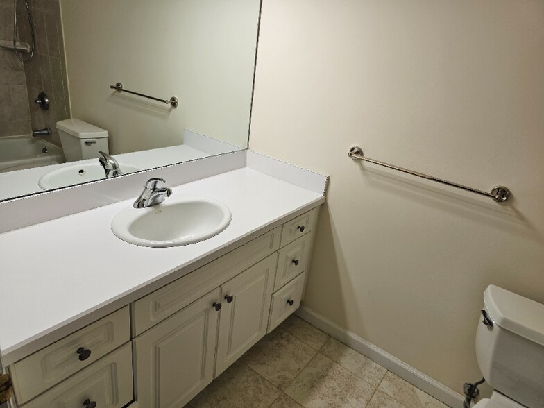 Building Photo - 104 Demarest Ln