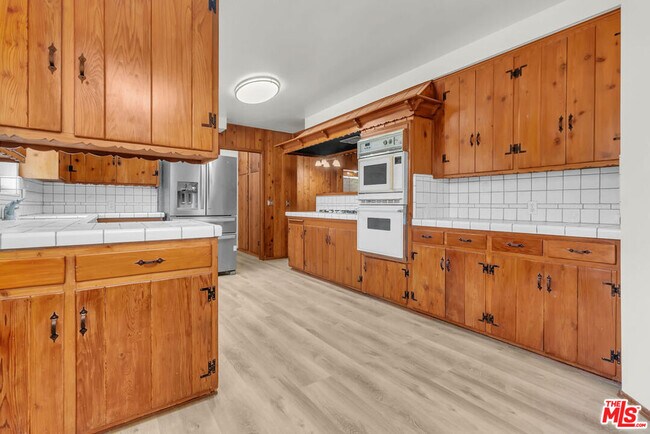 Building Photo - 9322 Lasaine Ave