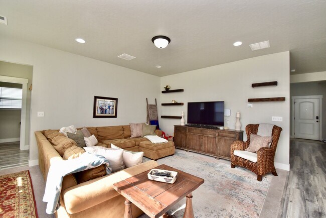 Building Photo - Spacious 5 Bed in Herriman Home in Prime Location!