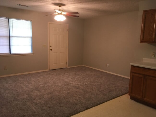 Building Photo - 404 Valley Dr