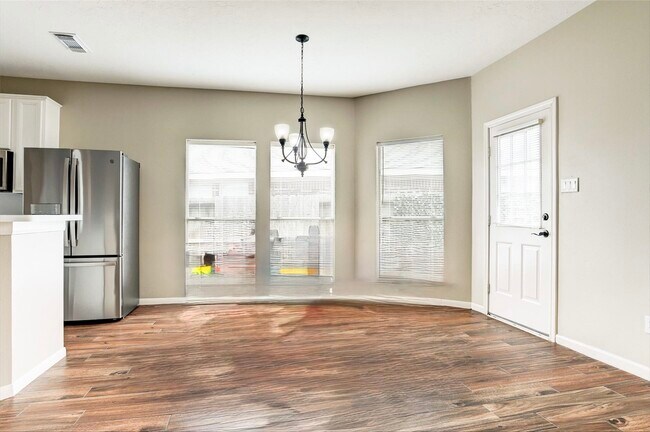 Building Photo - 4822 Silverlake Dr