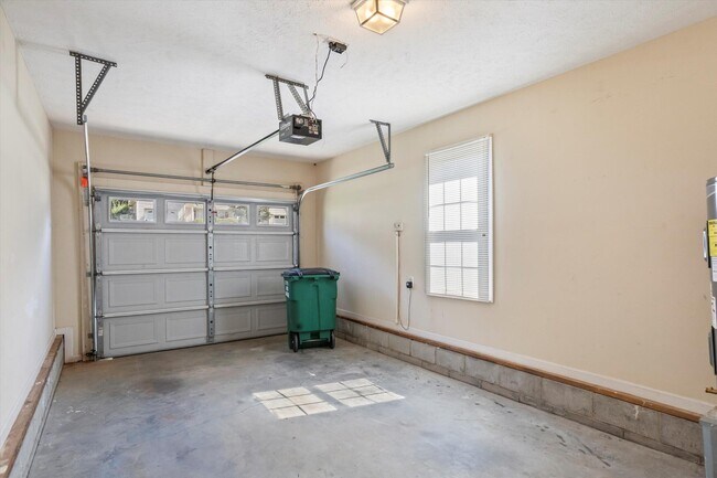 Building Photo - 313 Southbank Dr