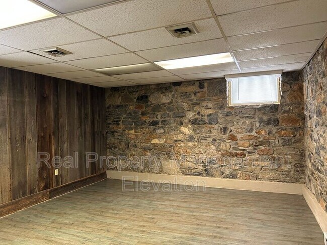 Building Photo - 523 S Cameron St