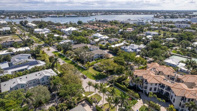 Building Photo - ** OLDE NAPLES ** 2 BED / 2 BATH - COMPLETELY REMODELED - PET OK! - ANNUAL RENTAL