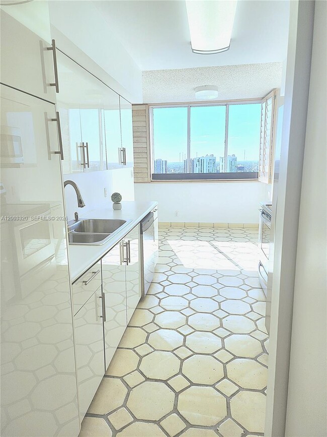 Building Photo - 20185 E Country Club Dr