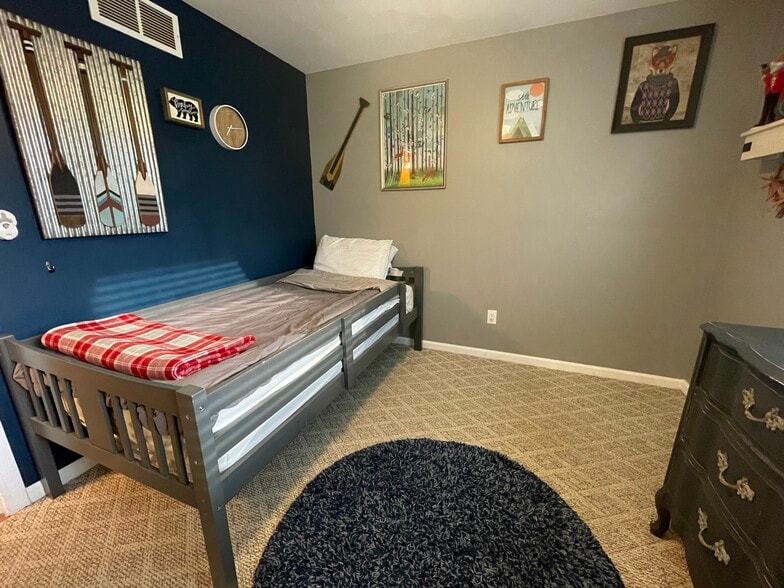 Building Photo - 2863 Foster Ave