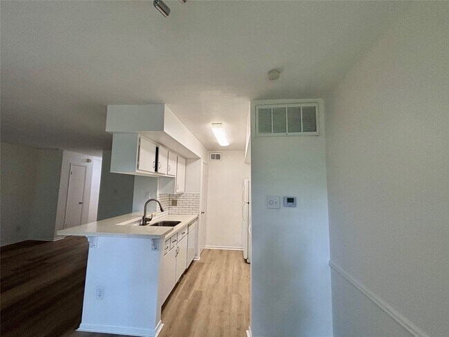 Building Photo - 2800 Jeanetta St