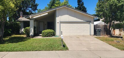 Building Photo - Newer Centrally Located Beauty!