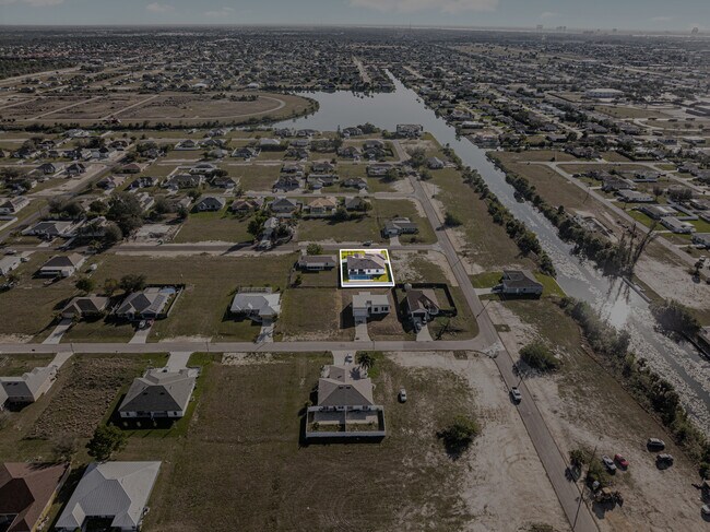 Building Photo - 2014 NE 9th Ave