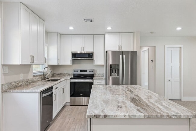 Building Photo - Fully Remodeled Winter Park Home