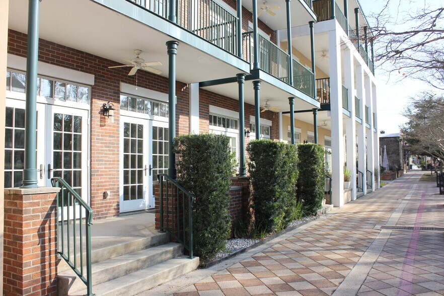 Building Photo - 108 S Alcaniz St