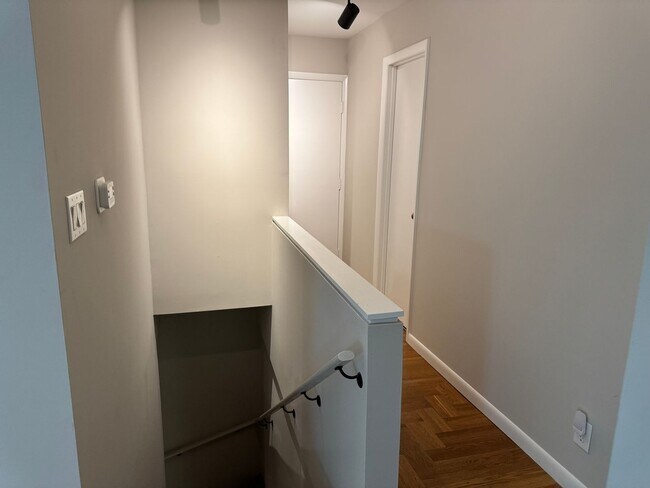 Building Photo - 1 Bedroom, 1 Bathroom Townhouse in High Point!