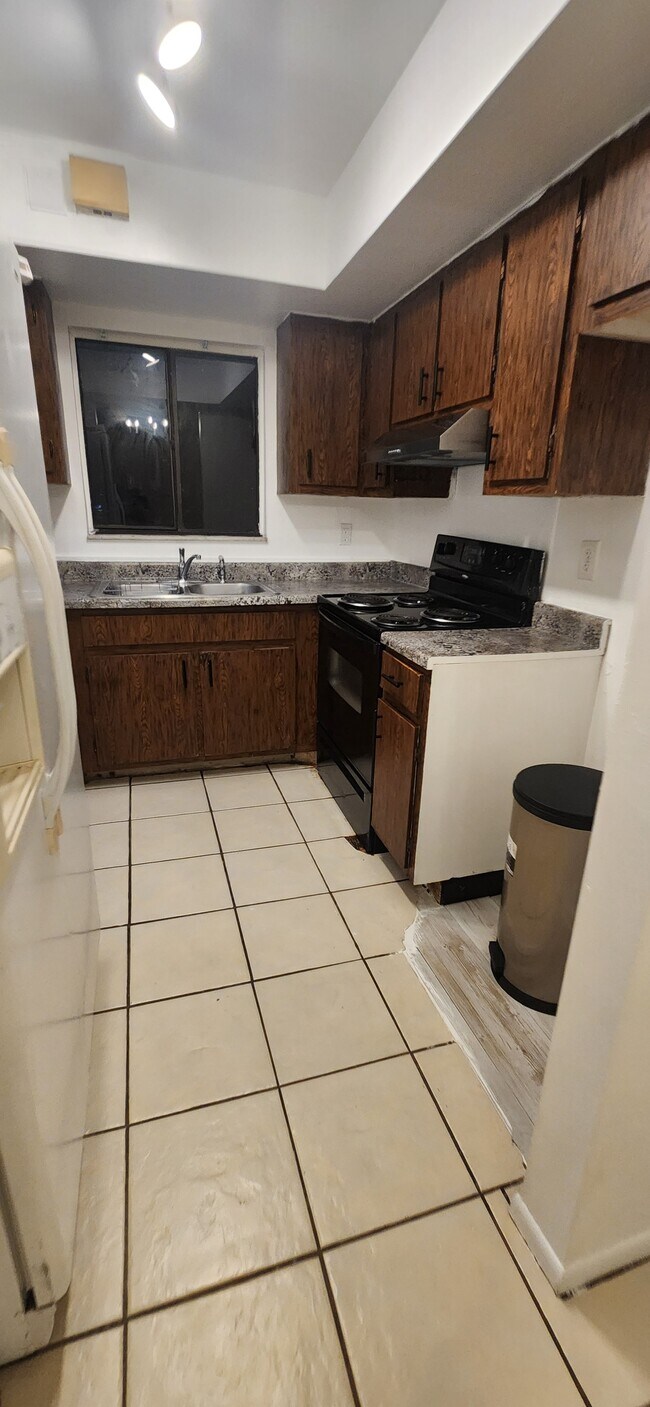 Building Photo - 1552 University Ln