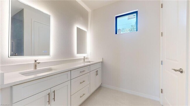 Building Photo - 2421 NW 24th St