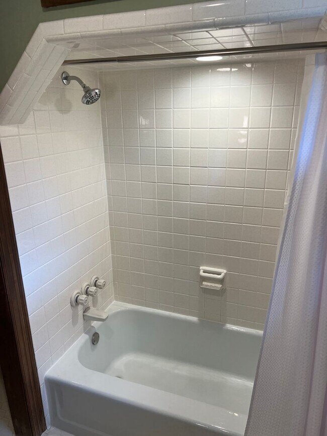 Building Photo - Single Family Home on almost an acre, 4 be...