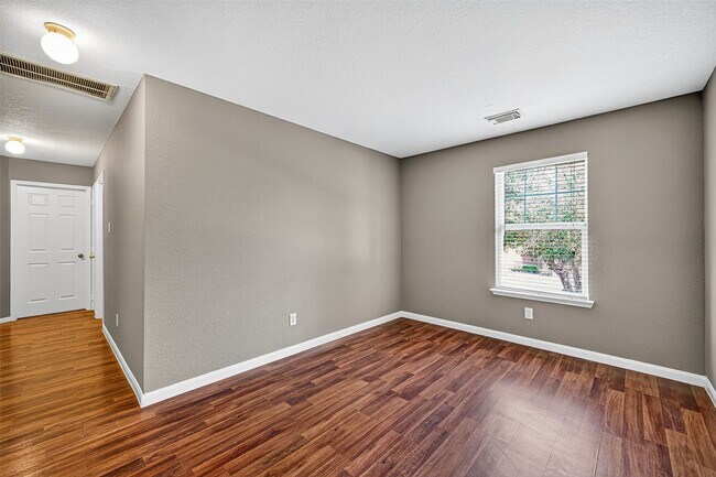 Building Photo - 5615 W Harrow Dr