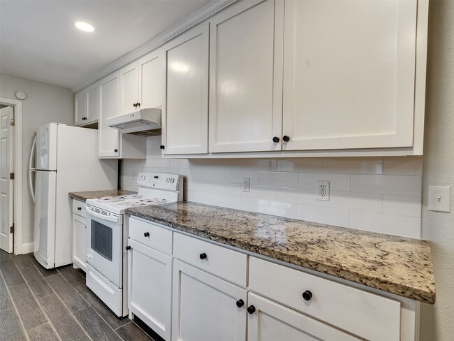 Building Photo - 2123 Quail Valley E Dr