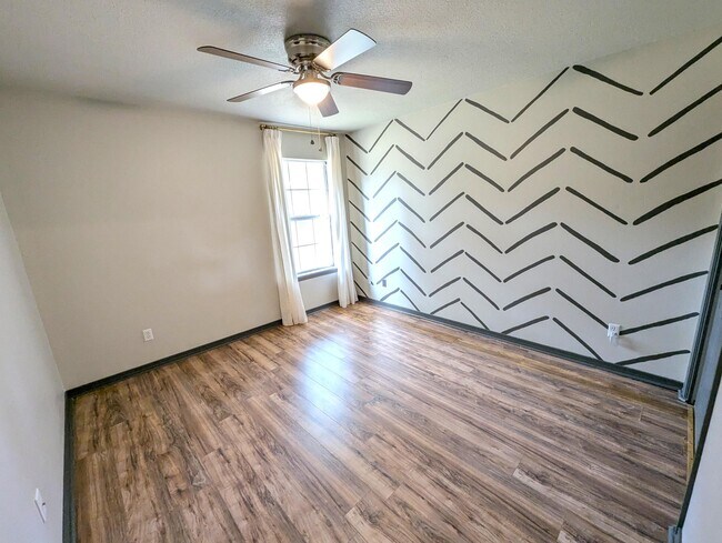 Building Photo - 1909 Sunrise Dr