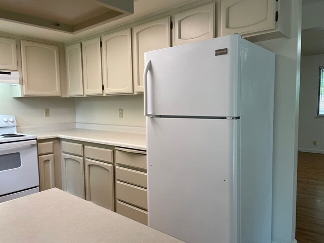 Building Photo - Spacious 3 Bed 2 Bath Home-Located on a Corner Lot in Quiet Neighborhhood