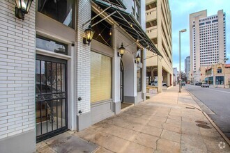Building Photo - 612 E 4th St