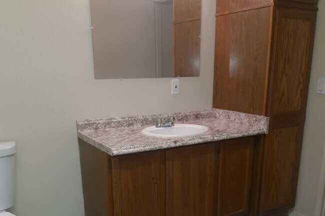 Building Photo - Rick Court Apartments