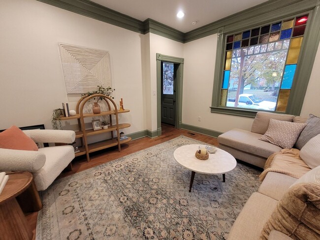 Building Photo - Beautifully renovated home in the highly d...