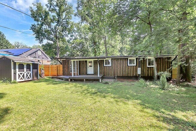 Building Photo - Beautifully Renovated 3BD/1BA Ranch in Sen...