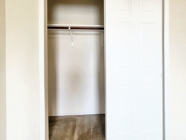 Building Photo - Charming 3/BR 2.5/BA Home with Bright Inte...
