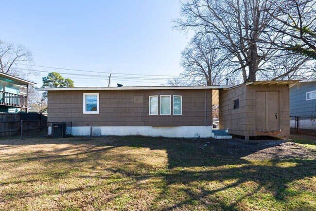 Building Photo - 1236 Oakwood St