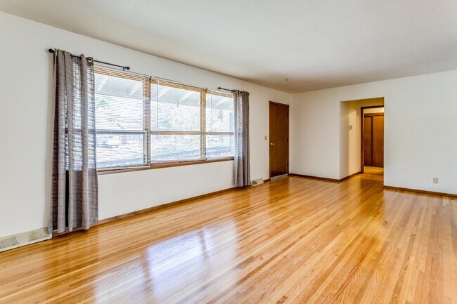 Building Photo - 3 bedroom, 2 bath home in the beautiful Westlink neighborhood in West Wichita.