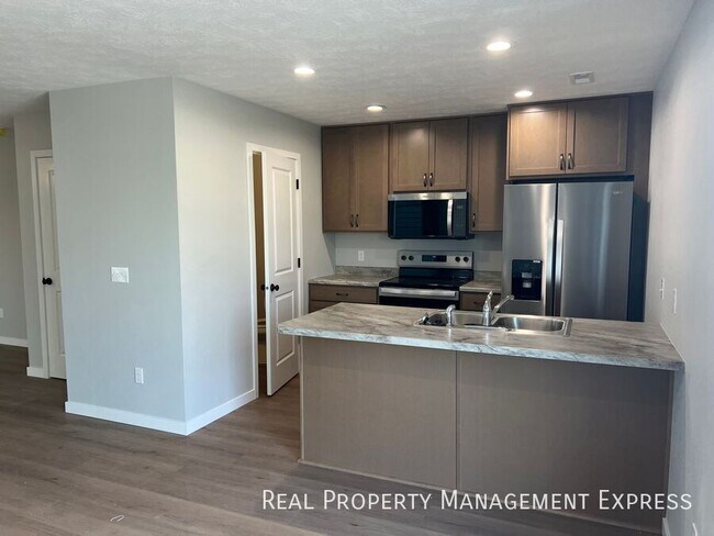 Building Photo - 3 Bedroom 1.5 Bathroom Townhome